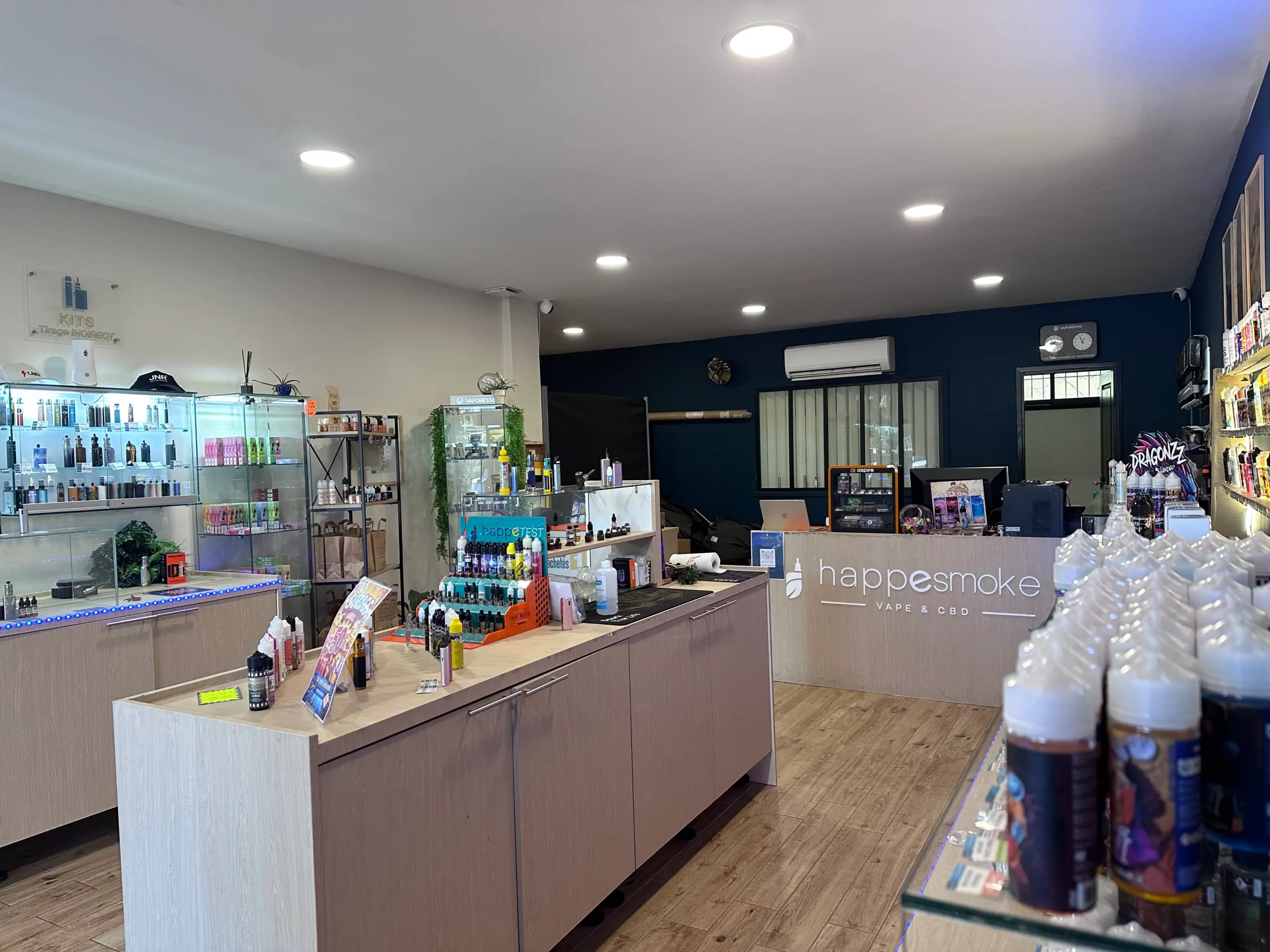 Intérieur de la boutique HappeSmoke Mougins : comptoir de vape, large choix d'e-liquides et espace CBD.