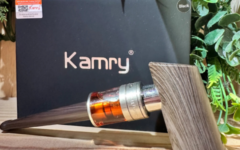 Description : E-pipe électronique Kamry au design bois élégant avec son clearomiseur, posée devant sa boîte d'origine chez HappeSmoke Mougins.