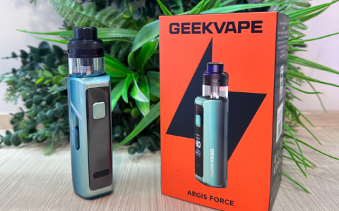 Cigarette électronique Geekvape Aegis Force bleu turquoise avec son coffret, mise en avant sur un décor de plantes chez HappeSmoke Mougins.