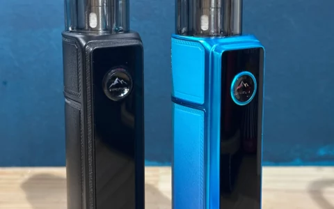 Texte alternatif (Alt Text) : > Deux cigarettes électroniques Voopoo Drag X bleues et noires — Boutique HappeSmoke Mougins.